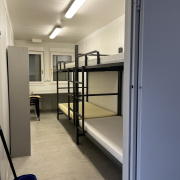 Blick in ein Zimmer für Familien in der temporären Container-Unterkunft Tiefenau für 600 ukrainische Schutzsuchende