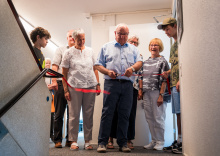 Eröffnung der Ausstellung „Dialog bewegt“: vrnl: Annemarie Baumgarten (die Künstlerin, die die Ausstellung gestaltet hat), Beat Filliger (Vertreter der Fokolar-Gemeinschaft von Baar), Susanne Ganarin (Co-Präsidentin Verein Fokolar-Bewegung Schweiz). Foto: Markus Haas, zvg