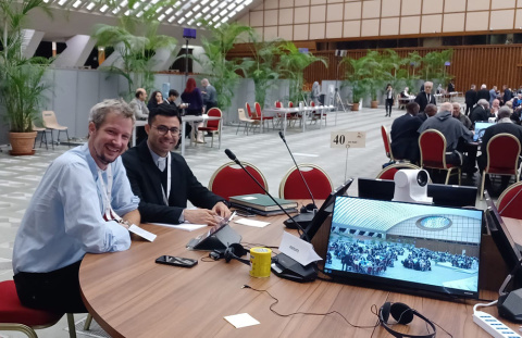 Bei der Synode in Rom: Michael Berentzen (l) war als Assistent des Synodensekretariats dabei.